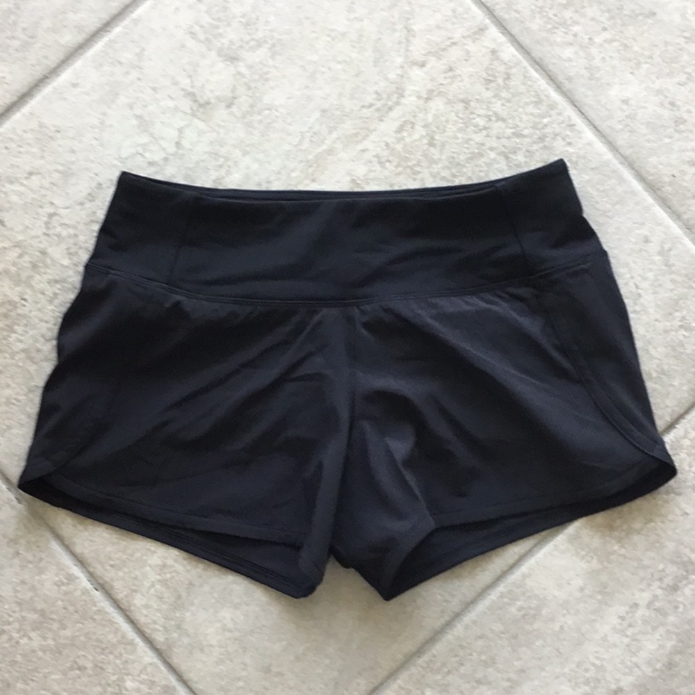 Lululemon Run Times 4" SIZE 4 NEVER BEEN WORN